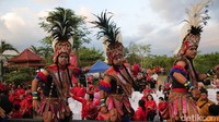 Selain itu acara ini juga diramaikan tarian tradisional.