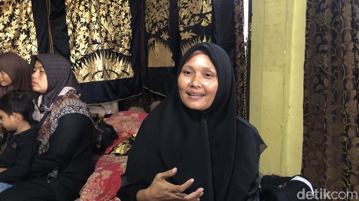 Rani Radelani, tante dari Ife korban meninggal dunia akibat erupsi Gunung Marapi (M Afdal/detikSumut)