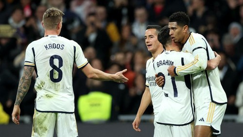 Soccer Football - LaLiga - Real Madrid v Villarreal - Santiago Bernabeu, Madrid, Spain - December 17, 2023 Real Madrids Jude Bellingham celebrates scoring their first goal with Toni Kroos and Brahim Diaz REUTERS/Isabel Infantes