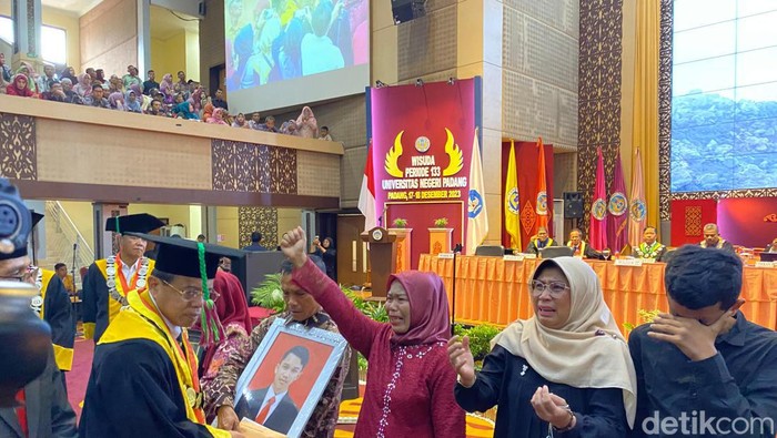 Rektor UNP Ganefri saat memberikan santunan pada mahasiswanya yang menjadi korban erupsi Gunung Marapi (M Afdal Afrianto/detikSumut)