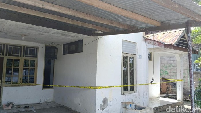 Rumah lokasi mahasiswa Undana berinisial IMBS gantung diri di Kelurahan Oebufu, Kecamatan Oebobo, Kota Kupang, Nusa Tenggara Timur (NTT), Senin (18/12/2023). (Yufengki Bria/detikBali)