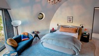 Rumah ini tidak hanya sekadar tempat tinggal bagi Robert, tetapi juga merupakan perwujudan estetika futuristik. Desainnya yang melengkung memberikan nuansa retro-futuristik yang mencolok layaknya dunia Iron Man yang dikenal Downey Jr. dari layar lebar. Foto: (The Purist/Robert Downey Jr)