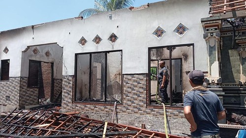 Rumah warga Banjar Berawantangi Taman, Desa Tukadaya, Kecamatan Melaya, Kabupaten Jembrana, Bali, ludes terbakar pada Senin (18/12/2023). (Foto: Istimewa)