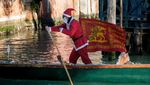 Sambut Natal, Konvoi Perahu Sinterklas Penuhi Sungai Venesia