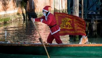 Para peserta bersaing dengan gondola mereka yang dihiasi dengan motif bertema Natal.  