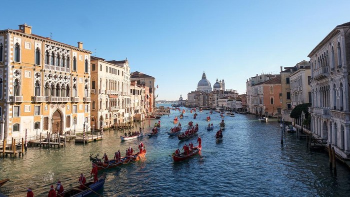 People dressed as Santa Claus row during a Christmas regatta along the Grand Canal in Venice, Italy, December 17, 2023. REUTERS/Manuel Silvestri