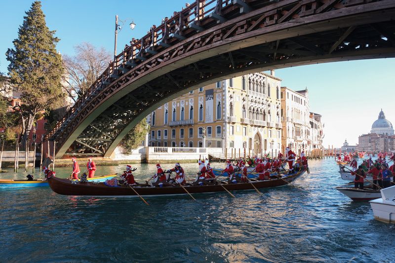 People dressed as Santa Claus row during a Christmas regatta along the Grand Canal in Venice, Italy, December 17, 2023. REUTERS/Manuel Silvestri