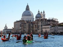 Aneh tapi Nyata! Kota Ini Mengapung di Laut Pakai Jutaan Pohon
