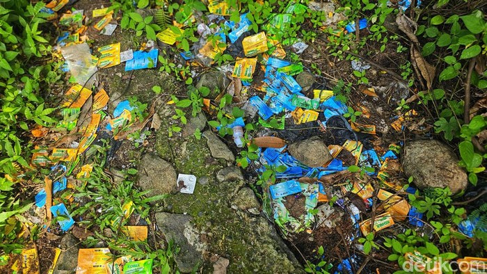 Sampah bungkus saset obat berserakan di jalan setapak Sukabumi