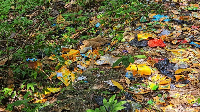 Sampah bungkus saset obat berserakan di jalan setapak Sukabumi