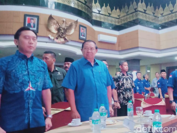 SBY bersama pengurus Partai Demokrat saat menghadiri acara internal temu kader di sebuah hotel di Kabupaten Klaten, Senin (18/12/2023) malam.