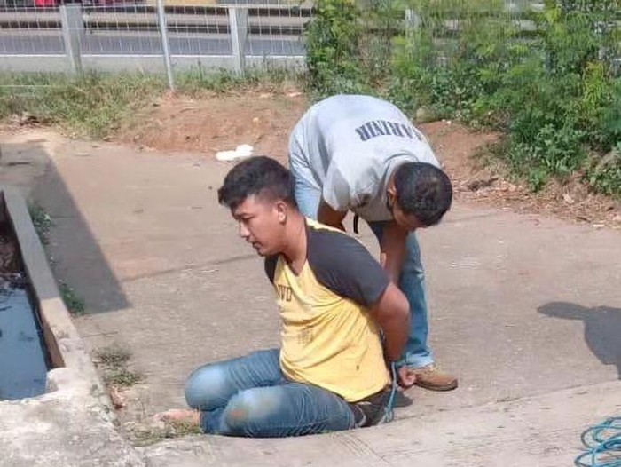 Seorang ibu-ibu bernama Desfita Elina menjadi korban penjambretan di Bekasi. Pelaku dibekuk Prajurit Marinir. (dok Dispen Kormar)
