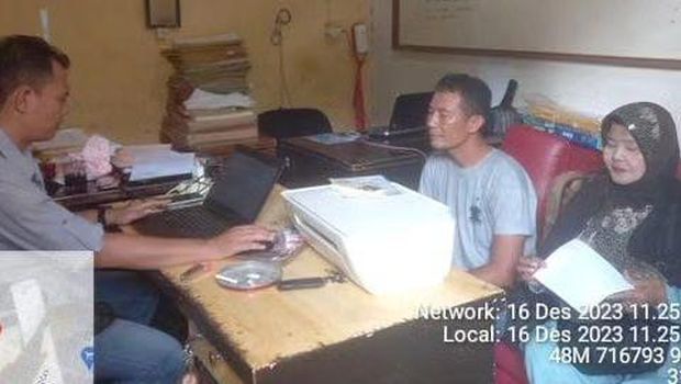 Seorang ibu-ibu bernama Desfita Elina menjadi korban penjambretan di Bekasi. Pelaku dibekuk Prajurit Marinir. (dok Dispen Kormar)