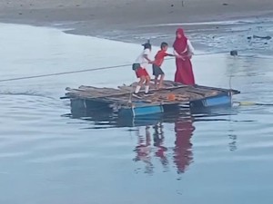 Perjuangan Siswa SD Mamuju Bertaruh Nyawa Seberangi Sungai Demi Sekolah
