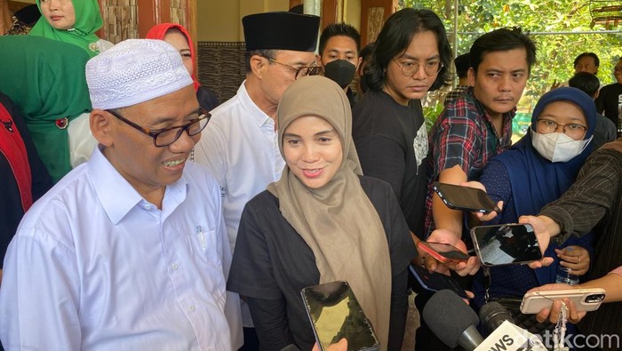 Siti Atikoh menyambangi Pondok Pesantren Nurul Quran (PPNQ) Ponorogo, Jawa Timur. (Devi/detikcom).
