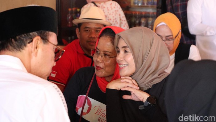 Siti Atikoh saat menikmati sate Ponorogo