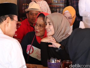 Momen Siti Atikoh Nikmati Sate Ponorogo, Tempat Duduknya Sama dengan Ganjar