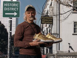 Sneakers Air Jordan Emas Ditemukan di Boks Donasi, Harganya Bikin Syok