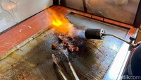 Proses lain dari pembuatan soto tangkar di sini adalah membakar potongan daging black angus menggunakan torch. Nantinya daging ini jadi isian soto. Foto: Andi Annisa DR/detikfood
