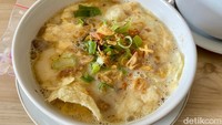Kalau ini soto betawi dengan sei sapi (Rp 70 ribu). Kuahnya yang berwarna lebih putih ini memiliki rasa gurih susu (milky) yang lebih kuat. Foto: Andi Annisa DR/detikfood