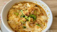 Soto tangkar dengan daging Black Angus (Rp 85.000) terlihat memiliki kuah cokelat kemerahan. Di atasnya ada taburan daun bawang dan bawang goreng. Foto: Andi Annisa DR/detikfood