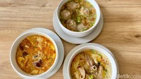 Harga menu di Soto Babe Tito mulai dari Rp 50 ribuan. Selain soto, mereka juga punya bakso lho! Foto: Andi Annisa DR/detikfood