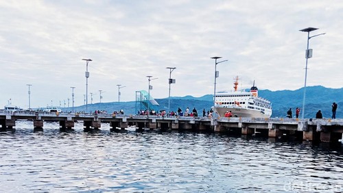 Suasana di Pelabuhan Larantuka, Flores Timur.