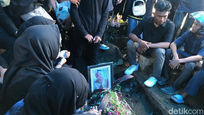 Suasana pemakaman korban letusan Gunung Marapi, Ife. ( M Afdal/detikSumut)