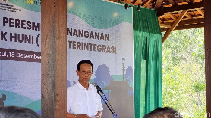 Gubernur Daerah Istimewa Yogyakarta (DIY), Sri Sultan Hamengku Buwono (HB) X saat di Kapanewon Imogiri, Kabupaten Bantul, Senin (18/12/2023).