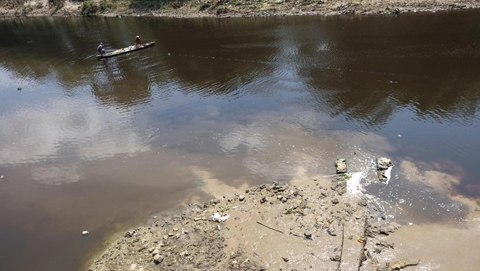 Sungai Bengawan Solo tercemar Petugas mengambil sampel air baku Sungai Bengawan Solo yang tercemar limbah alkohol dan tekstil di komplek Instalasi Pengolahan Air (IPA) Stasiun Jurug Solo, Jawa Tengah, Minggu (17/11/2023). Pencemaran limbah industri terhadap air baku dari Sungai Bengawan Solo tersebut mengakibatkan terganggunya operasional produksi air minum oleh Perusahaan Daerah Air Minum (PDAM) Toya Wening Surakarta sehingga tidak memenuhi baku mutu persyaratan kualitas air minum. ANTARAFOTO/Maulana Surya/Spt.