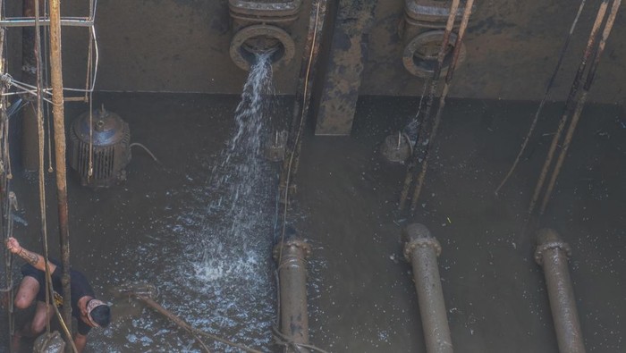 Sungai Bengawan Solo tercemar Petugas mengambil sampel air baku Sungai Bengawan Solo yang tercemar limbah alkohol dan tekstil di komplek Instalasi Pengolahan Air (IPA) Stasiun Jurug Solo, Jawa Tengah, Minggu (17/11/2023). Pencemaran limbah industri terhadap air baku dari Sungai Bengawan Solo tersebut mengakibatkan terganggunya operasional produksi air minum oleh Perusahaan Daerah Air Minum (PDAM) Toya Wening Surakarta sehingga tidak memenuhi baku mutu persyaratan kualitas air minum. ANTARAFOTO/Maulana Surya/Spt.