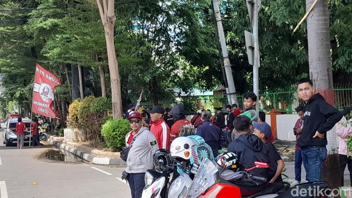 Suporter PSM Makassar berkumpul di depan Monumen Mandala, Makassar, Sulsel.