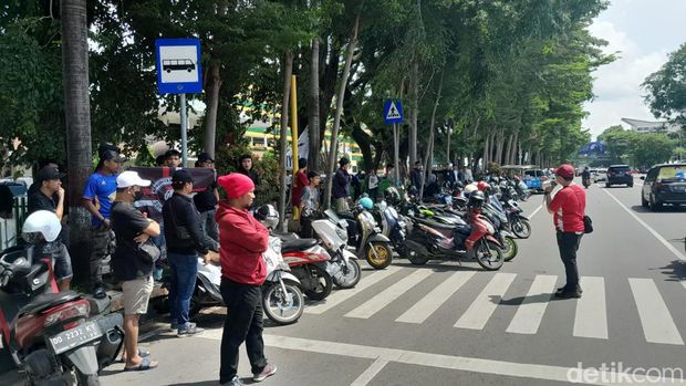 Suporter PSM Makassar berkumpul di depan Monumen Mandala, Makassar, Sulsel.