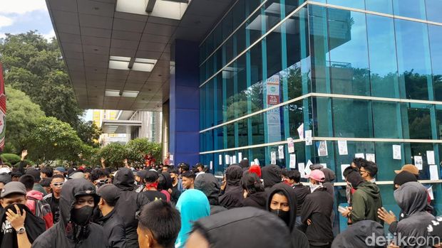 Suporter PSM Makassar masuk halaman Menara Bosowa dan menempelkan selebaran kertas.