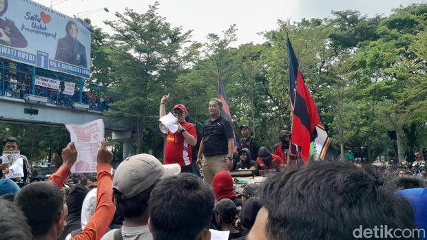Suporter PSM menggelar aksi di depan Menara Bosowa, Makassar, Sulsel.
