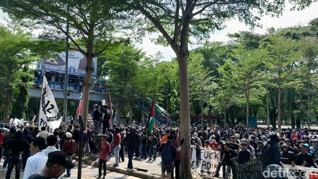 Suporter PSM menggelar aksi di depan Menara Bosowa, Makassar, Sulsel.
