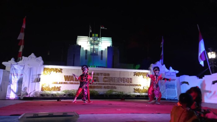 Tari topeng saat malam mingguan di Balai Kota Cirebon.