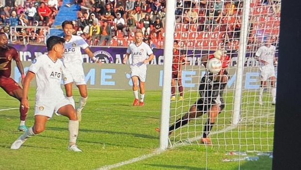 Tayangan ulang gol Bek PSM Makassar Yuran Fernandes ke gawang Persik Kediri.