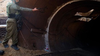 IDF mengatakan terowongan tersebut, yang diamankan beberapa minggu yang lalu namun dibuka ke publik pada hari Minggu, cukup lebar untuk dilalui kendaraan kecil. Terowongan tersebut mencapai kedalaman hingga 50 meter di bawah tanah. Foto: Getty Images/Amir Levy