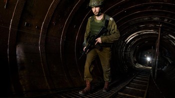 Labirin terowongan di bawah Gaza, yang oleh militer Israel dijuluki Metro Gaza, pada awalnya dirancang sebagai cara untuk menghindari blokade Israel-Mesir, yang diberlakukan sejak tahun 2007.  Ratusan terowongan dibangun di bawah perbatasan dengan Mesir dan menuju gurun Sinai, yang memungkinkan orang, barang dan senjata menyeberang ke Gaza dari dunia luar. Foto: Getty Images/Amir Levy