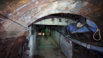 Pihak tentara Israel merilis rekaman yang dikatakan telah difilmkan oleh Hamas yang menunjukkan sebuah kendaraan konstruksi kecil didorong ke dalam terowongan, sebuah gudang sementara yang luas yang diisi dengan beton pracetak untuk melapisi dinding dan para pekerja menggali di bawah tanah menggunakan peralatan bor listrik. Selain itu mereka mengaku menemukan sejumlah besar senjata yang disimpan di terowongan, siap digunakan dalam serangan. Foto: AFP via Getty Images/JACK GUEZ