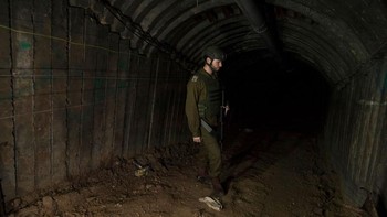 Letkol Richard Hecht, juru bicara militer, mengatakan terowongan itu sengaja dibangun di dekat penyeberangan Erez, yang digunakan Israel untuk memfasilitasi masuknya pekerja Palestina dan mereka yang bepergian untuk mendapatkan perawatan medis dengan kontrol ketat. Foto: Getty Images/Amir Levy