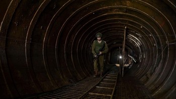 Terowongan Hamas ini dilengkapi sistem drainase dan pembuangan limbah, listrik, ventilasi dan jaringan komunikasi serta rel. Lantainya terbuat dari tanah yang dipadatkan, dindingnya terbuat dari beton bertulang, dan pintu masuknya berupa silinder logam dengan tebal dinding 1,5 cm. Foto: Getty Images/Amir Levy
