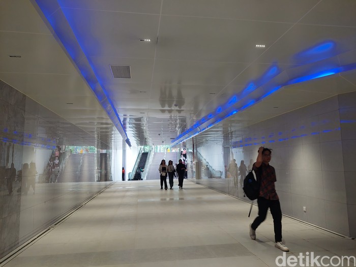 Intip Terowongan Keren yang Hubungkan Stasiun KRL Jurangmangu dan BXC Mall