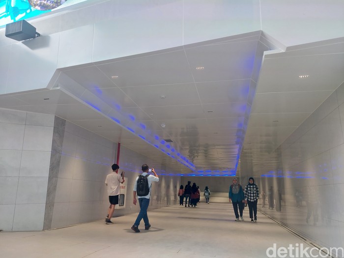 Terowongan yang Menghubungkan Stasiun KRL Jurangmangu dengan BXC Mall