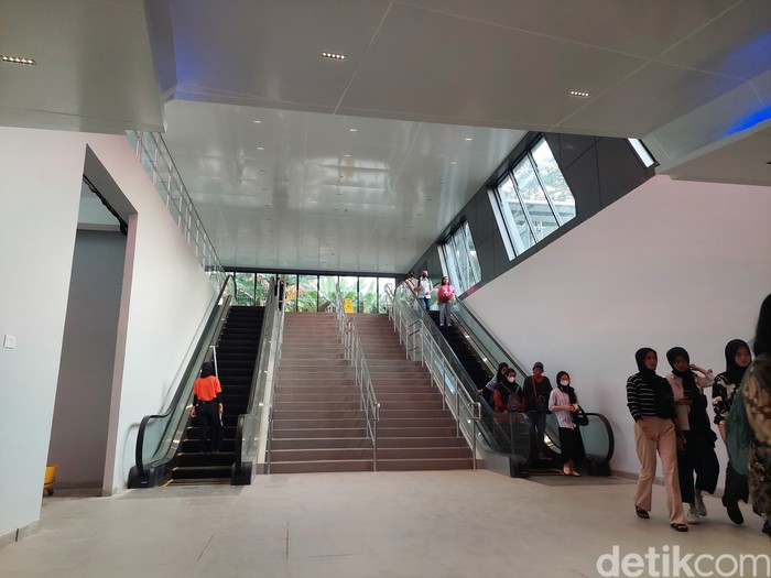 Terowongan yang Menghubungkan Stasiun KRL Jurangmangu dengan BXC Mall