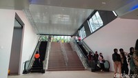 Sekarang, traveler yang ingin ke Mall BXC di Bintaro menggunakan KRL bisa nih melewati terowongan yang menghubungkakn langsung mall dengan Stasiun KRL Jurangmangu.