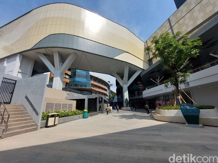 Terowongan yang Menghubungkan Stasiun KRL Jurangmangu dengan BXC Mall