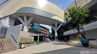 Pemandangan inilah yang akan kamu temui setelah keluar dari terowongan tersebut. Traveler bisa memilih, akan menuju ke BXC Mall 1 atau BXC Mall 2 dari sini.