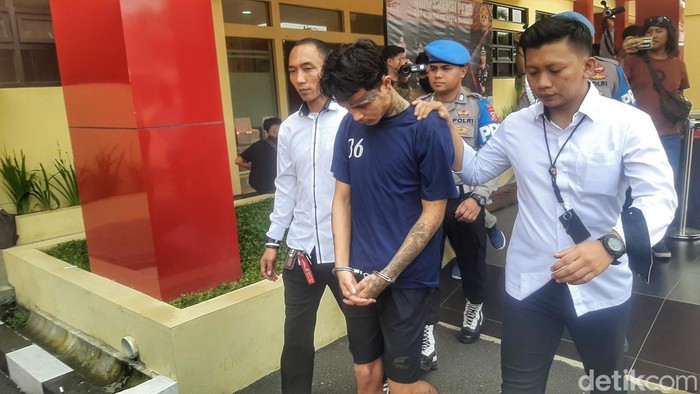 Tersangka JR saat digiring Polresta Bandung.
